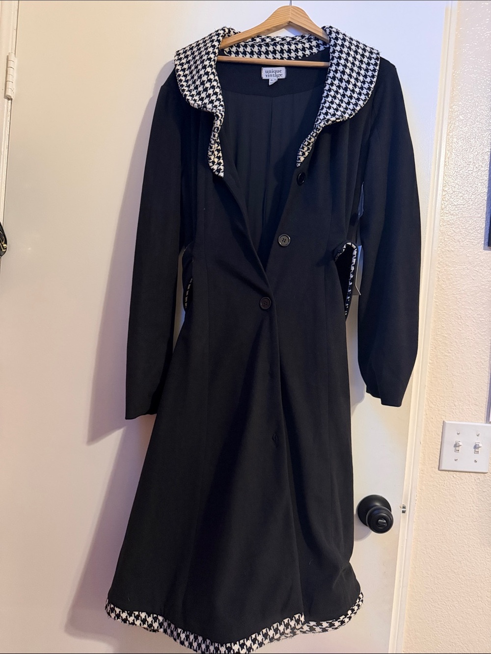 Unique Vintage Swing Coat with Black-and-White Houndstooth Trim